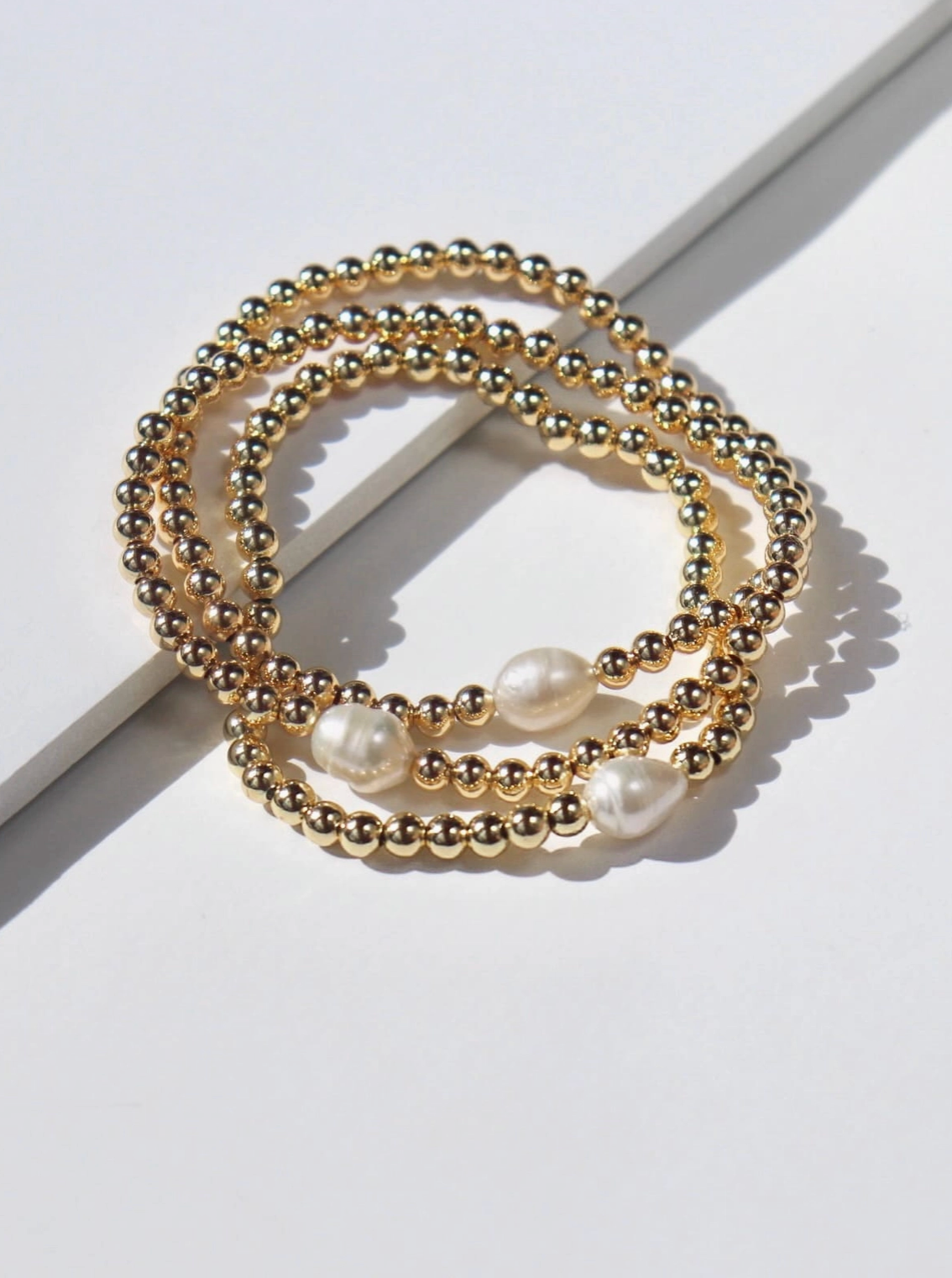 Single Pearl Stretchy Beaded Bracelet - 14 kt Gold Fill - Kaylie Dawn